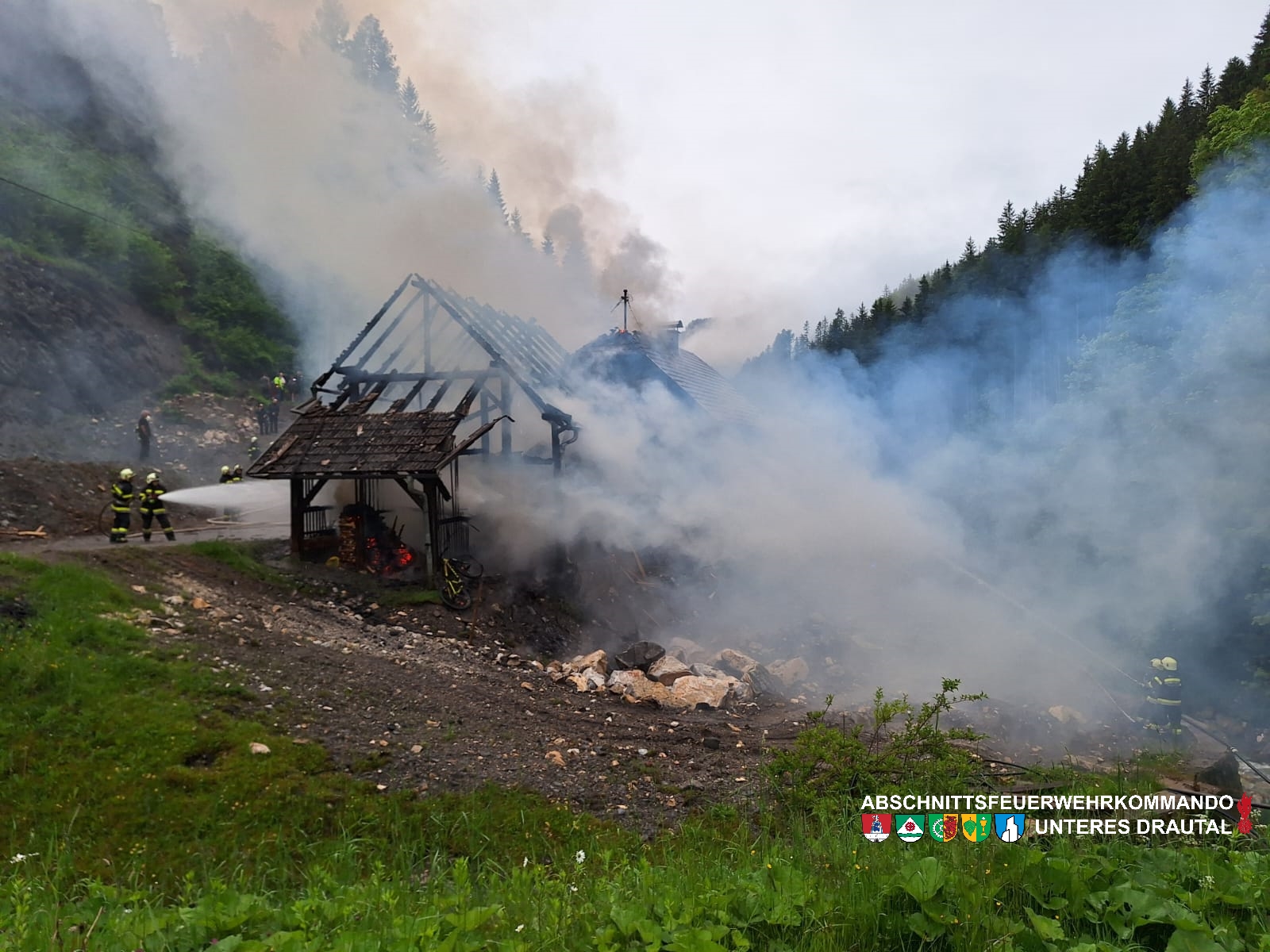 Nebengebäude und Wohnhaus in Stockenboi in Brand